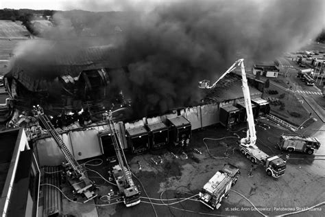 zdjęcie dymiącej hurtowni chemicznej w Kaliszu podczas akcji gaśniczej