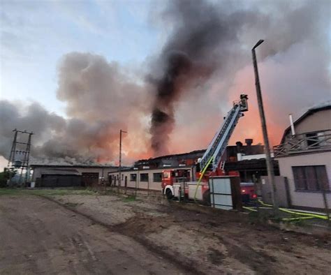 zdjęcie płonącego zakładu produkującego biomasę w nocy