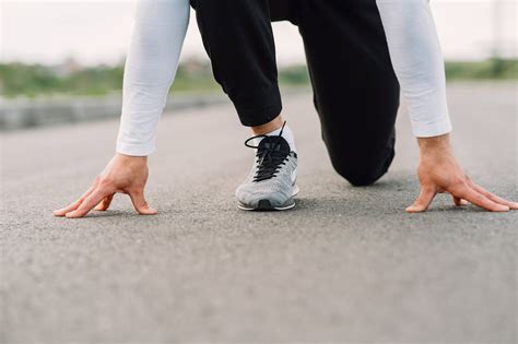 zdjęcie przedstawiające młodzieżową drużynę pożarniczą podczas treningu sportowego