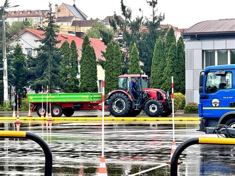 zdjęcie ciągnika rolniczego z przyczepą na placu manewrowym
