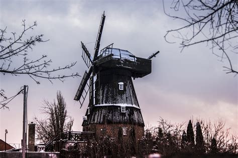 Zniszczony po pożarze zabytkowy wiatrak typu holenderskiego w Nowem nad Wisłą