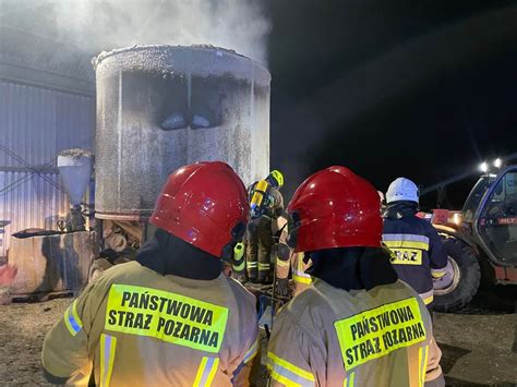 zastępy straży pożarnej gaszą pożar suszarni