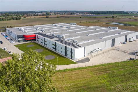 Zadymiona hala produkcyjno-magazynowa w Rybniku, widok na akcję gaśniczą