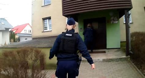 Policjanci ewakuujący mieszkańców z zadymionego budynku