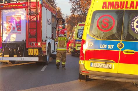Służby ratunkowe zabezpieczające miejsce wypadku drogowego z udziałem samochodów osobowych