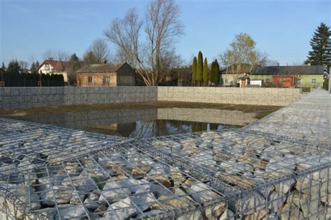 zdjęcie przedstawiające nowo zagospodarowany teren wokół fontanny w miejscu dawnego basenu przeciwpożarowego